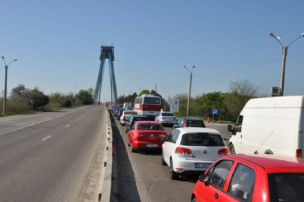 Pe Podul Agigea se circulă bară la bară!